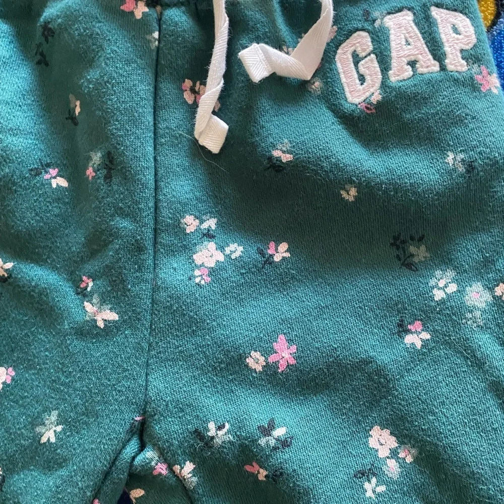 GAP Green and White Sweatpants with Whimsical Dots